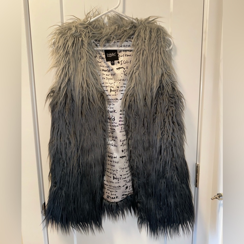 LYRIC CULTURE faux fur vest size XS